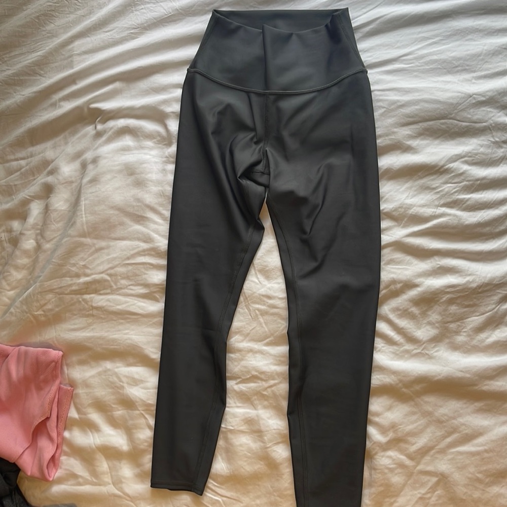 Alo Yoga dark grey leggings. 7/8 high waist airlift legging